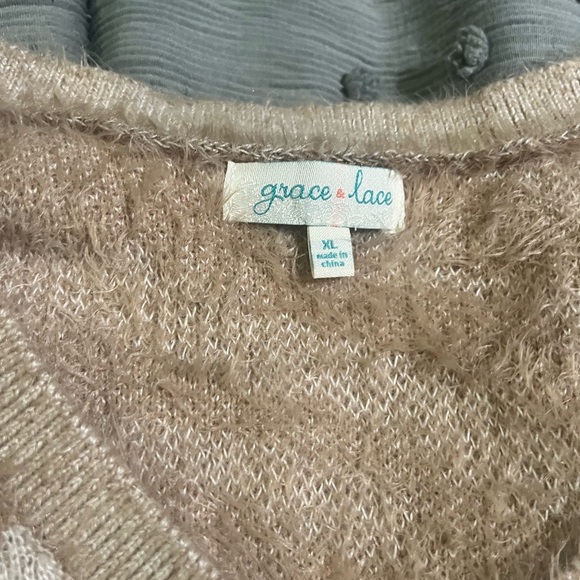 Grace and Lace sweater - Picture 5 of 8
